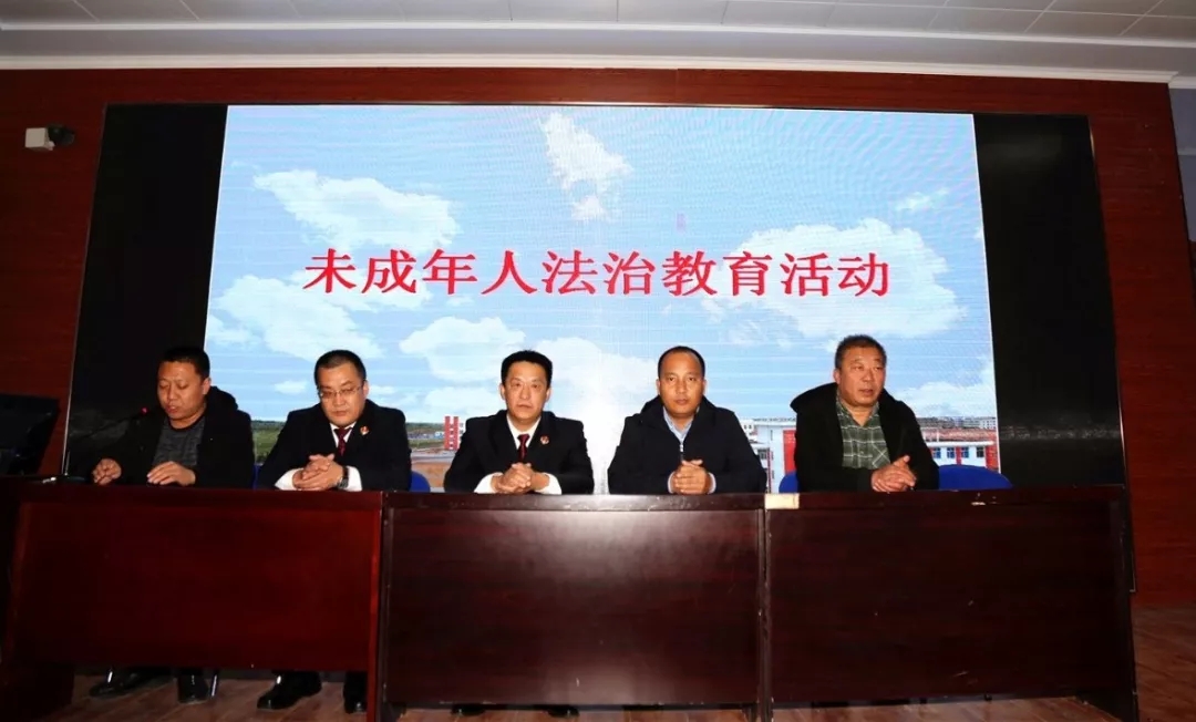 苏尼特右旗人民检察院党组书记、检察长王利瑜、副检察长金春青、苏尼特右旗教育科技局副局长包学功、综合高中党支部副书记许亚军、综合高中德育处主任郭永欣以及在校老师参加本次讲座。讲座现场,综合高中党支部副书记许亚军向王利瑜检察长颁发法治副校长聘书,这意味着我院未成年人检察工作开展进一步深入,对加强未成年人教育保护和校园法治建设的促进作用更加显著。